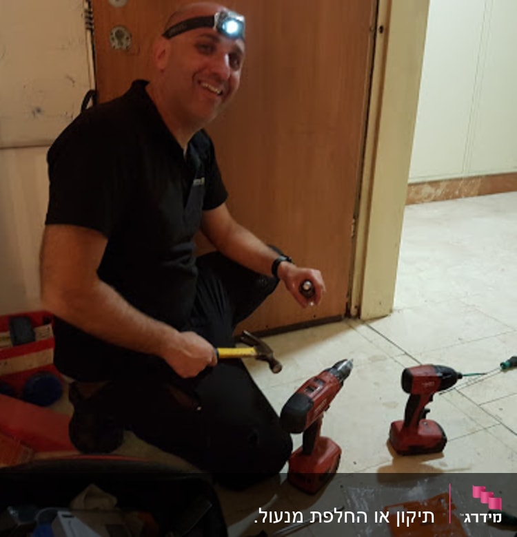 אדם עם פנס ראש, מקדחה וכלי עבודה נוספים